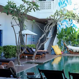 Dip & Doze Living Albergue